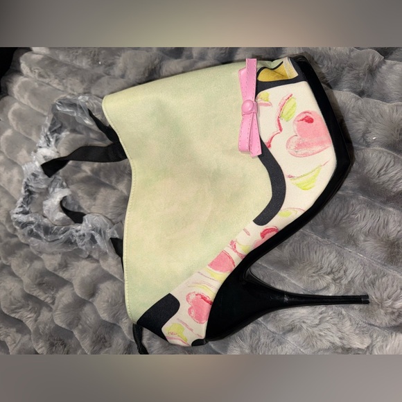 If the shoe fits - Picture 3 of 6